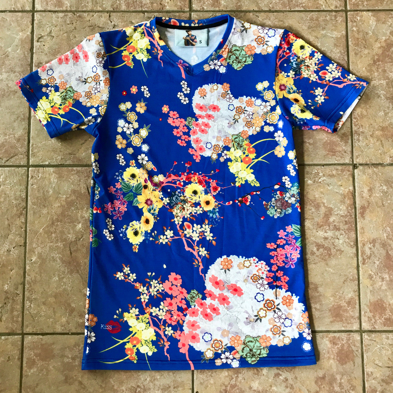 Romeo KiSS V Neck Cut & Sew T-Shirt - Japanese Flowers Floral - Leonardo DiCaprio Juliet Movie - 90s Gift for Her or Him